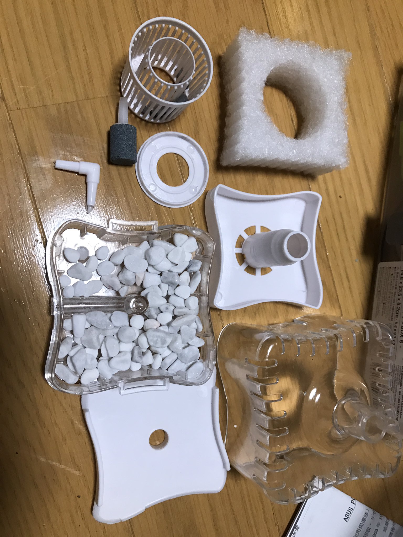 もうすぐ 水作エイトもどきロカボーイもどき水槽用ろ過装置は0円しますが これだけ分解できます お好きなろ材を替えたりして使うなら部品として安い 高い 微妙なライン ダイソー製のエアストーンの質は悪いですこの商品も悪いと思いますので改造は