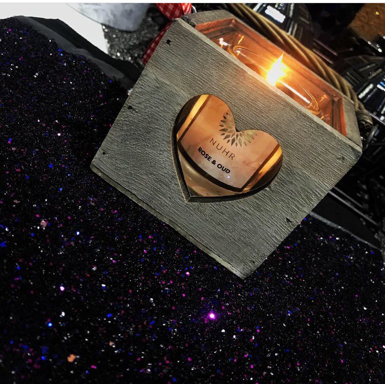 Roomz_Decor's tweet photo. Oud candle on our mesmerising purple glitter wallpaper! 😍😍 https://t.co/VgcP9Pex98