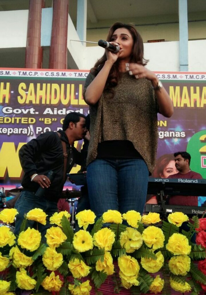 Subhamspeak's tweet photo. U were Awesome today,,so energetic @sayantika12 ..Late hyecilo jete amar but bhir thhele ekdom tomar samney chole gecilam,,dekhte paoni??
ar dekhte jodi peye thako,dakoni kno??😘😘😋😋 #CSSM_College #Berachampa https://t.co/1UTlE0Ss6v