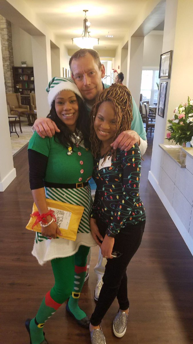 heartisLECbritt's tweet photo. We love all how the holidays bring us together! So thankful for my teammates at @HeartisArlingto ! We have the BEST! #FrontierCulture https://t.co/0w192ngzWN