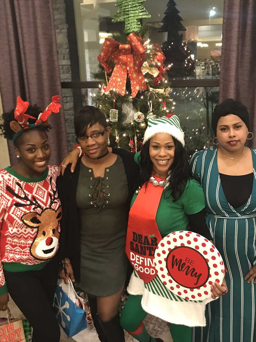 heartisLECbritt's tweet photo. We love all how the holidays bring us together! So thankful for my teammates at @HeartisArlingto ! We have the BEST! #FrontierCulture https://t.co/0w192ngzWN