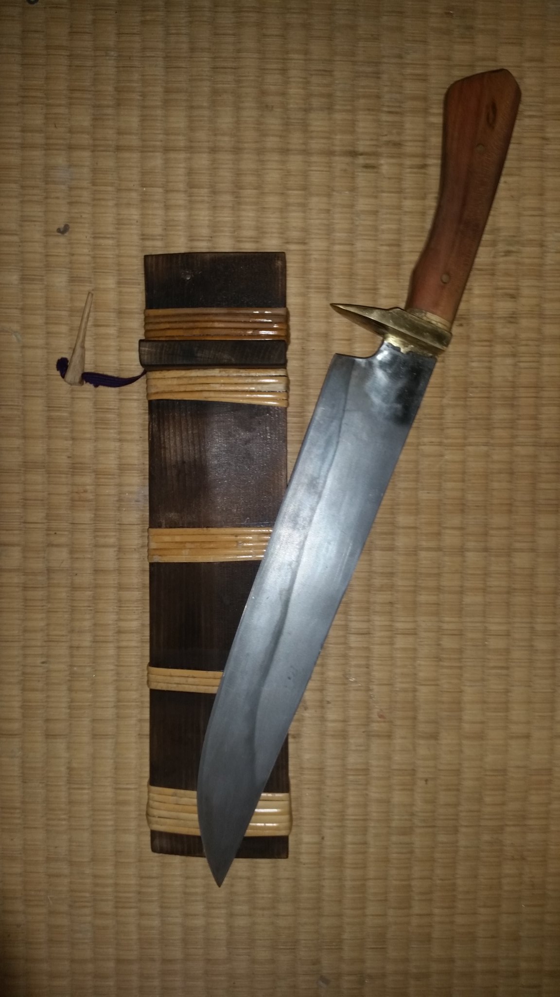鍛屋 山源 山刀 剣鉈 鞘やっと完成 今回 刀身は山内刀匠作 この以来品は重ね 身幅ともキングサイズ 軽く薪割りを試したら すんなりと刄が入りやすく 軽い力で難なく割っていく そしてなにより刄が粘っこく荒く使ってもタフだと思う 後は砥