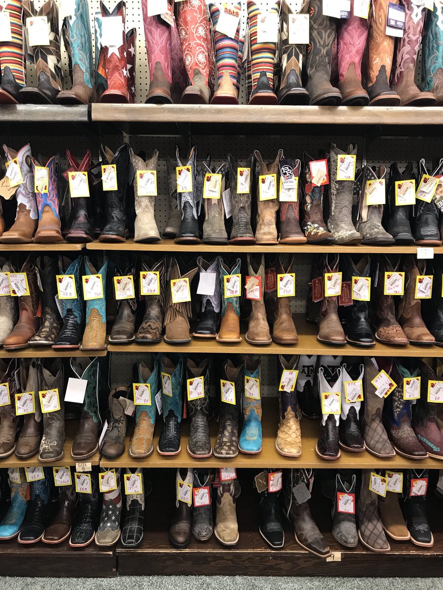 Need a last-minute Christmas gift? The Better Half, @SBHOWH &amp; my book on Nebraska’s unknown stories and best undiscovered restaurants, is still in stock at <a href="/BookwormOmaha/">The Bookworm Omaha</a>, bookwormomaha.com/book/978069296…
3 Barnes&amp;Nobles and Plains Trading Company in Valentine.  
Merry Xmas!