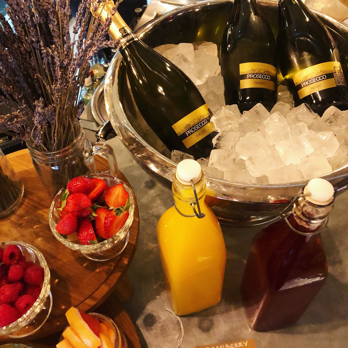 StnTavern's tweet photo. PIMP YOUR PROSECCO BAR 🥂🍾🥂 
2 days until Christmas and we are celebrating, come and join us 💫✨✨ 
#happyholidays #pimpyourprosecco #weekend #saturday #christmas #festive https://t.co/sp099mImvr