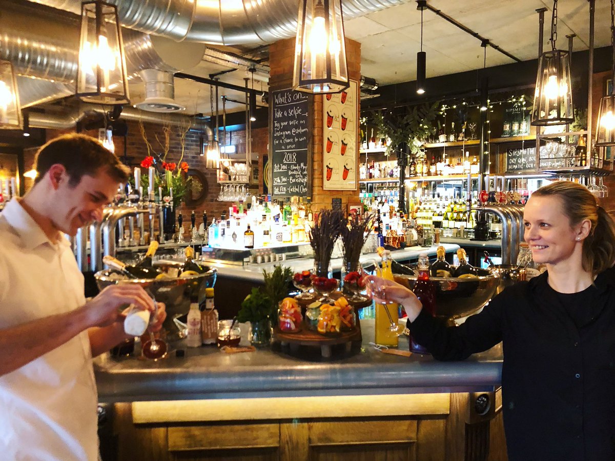 StnTavern's tweet photo. PIMP YOUR PROSECCO BAR 🥂🍾🥂 
2 days until Christmas and we are celebrating, come and join us 💫✨✨ 
#happyholidays #pimpyourprosecco #weekend #saturday #christmas #festive https://t.co/sp099mImvr