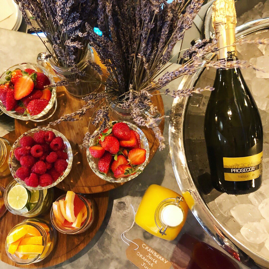 StnTavern's tweet photo. PIMP YOUR PROSECCO BAR 🥂🍾🥂 
2 days until Christmas and we are celebrating, come and join us 💫✨✨ 
#happyholidays #pimpyourprosecco #weekend #saturday #christmas #festive https://t.co/sp099mImvr