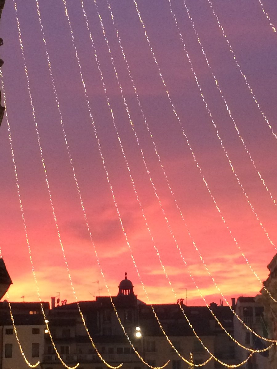 GuidandoVi's tweet image. Vicenza, città di luci! #nofilter ❤️ #tramontianordest