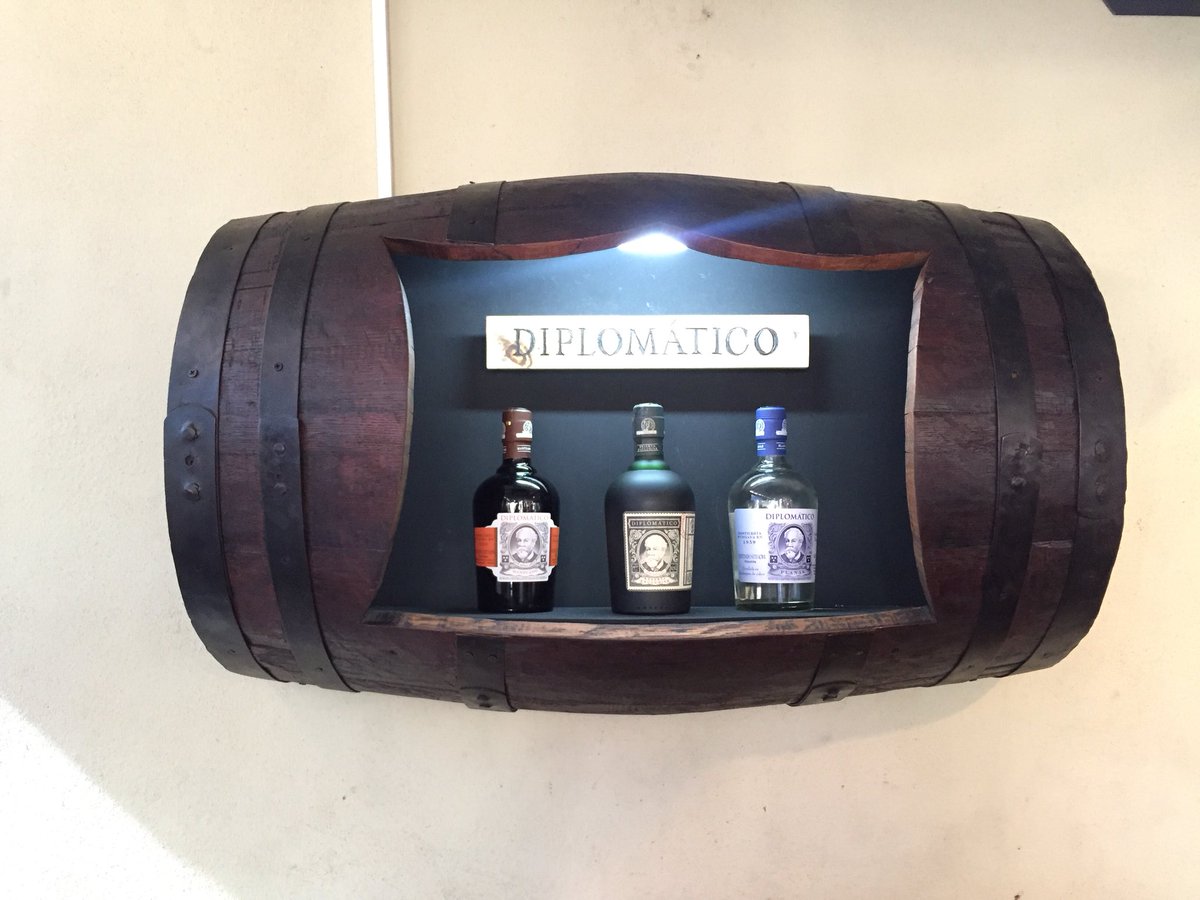 puzzlegas's tweet photo. Exhibidor de botellas @RonDiplomatico para @laparilladeleste #puzzlegas #ron #dusa #diolomatico https://t.co/byj4moLy4d
