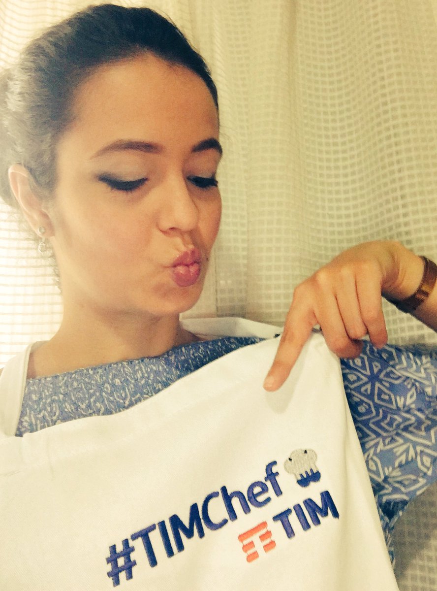 marilia_mari's tweet photo. Obrigada @TIMBrasil e @masterchefbr ! Amei meu avental. As receitas já estão no forno. Agora só faltam os autógrafos dos chefs @PaolaCarosella @fogaca_henrique e @erickjacquin nele, além do da querida @anapaulapadrao ! #MasterChefBR #TIMChef https://t.co/g2oHptsBg9