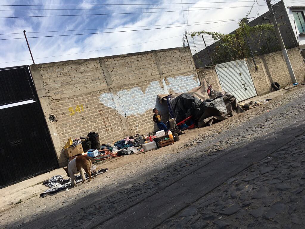 mamaentaconada's tweet photo. @DIF_NMX por favor urge ayuda para esta madre y sus 3 hijos,viven en una banqueta,son golpeados por un drogadicto. SanJavier y AguaMarina https://t.co/WtJZ1C0NFb