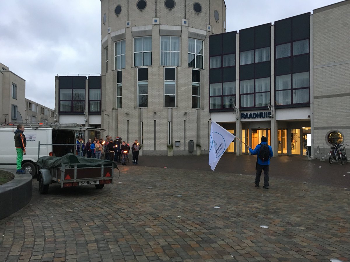 rvlecken's tweet photo. Dankzij de Landgraafse scoutinggroepen is dat jaar ook weer het @VredeslichtNL in onze gemeente aanwezig. Een vredesviering die steeds meer aandacht krijgt en blijvend moet krijgen. Aan actualiteit heeft deze extra aandacht voor de vrede zeker haar betekenis niets verloren. Dank! https://t.co/7FvRcf61kJ