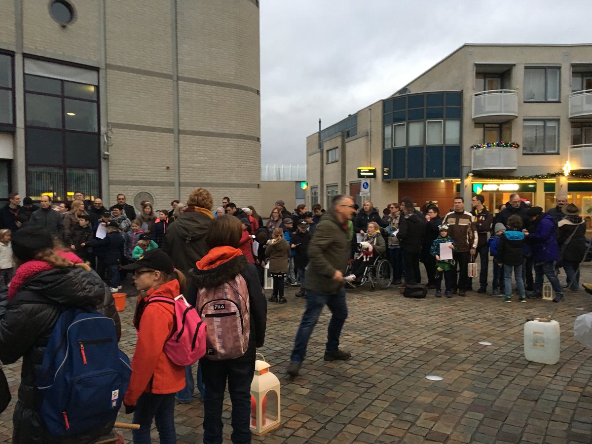 rvlecken's tweet photo. Dankzij de Landgraafse scoutinggroepen is dat jaar ook weer het @VredeslichtNL in onze gemeente aanwezig. Een vredesviering die steeds meer aandacht krijgt en blijvend moet krijgen. Aan actualiteit heeft deze extra aandacht voor de vrede zeker haar betekenis niets verloren. Dank! https://t.co/7FvRcf61kJ