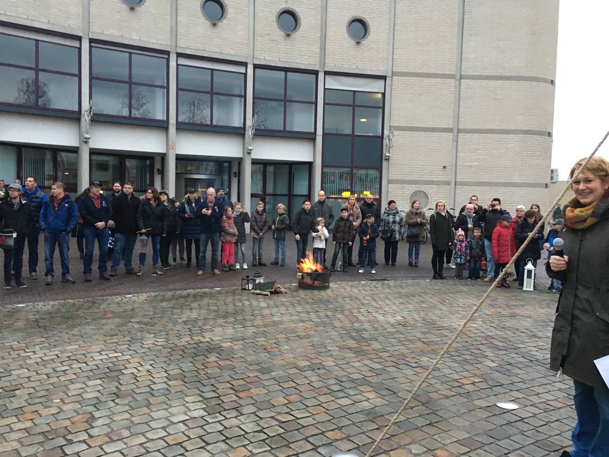 rvlecken's tweet photo. Dankzij de Landgraafse scoutinggroepen is dat jaar ook weer het @VredeslichtNL in onze gemeente aanwezig. Een vredesviering die steeds meer aandacht krijgt en blijvend moet krijgen. Aan actualiteit heeft deze extra aandacht voor de vrede zeker haar betekenis niets verloren. Dank! https://t.co/7FvRcf61kJ