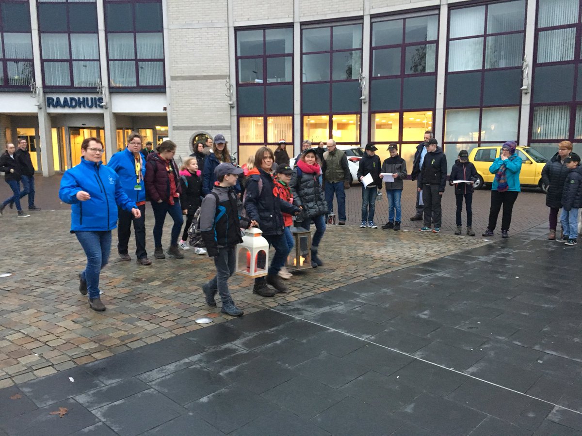 rvlecken's tweet photo. Dankzij de Landgraafse scoutinggroepen is dat jaar ook weer het @VredeslichtNL in onze gemeente aanwezig. Een vredesviering die steeds meer aandacht krijgt en blijvend moet krijgen. Aan actualiteit heeft deze extra aandacht voor de vrede zeker haar betekenis niets verloren. Dank! https://t.co/7FvRcf61kJ
