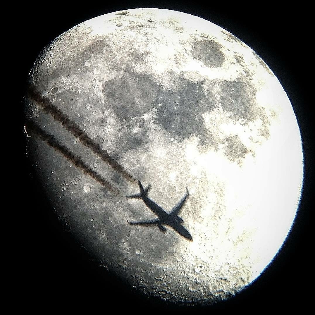 moonpicsdaily's tweet photo. #nightlights #moonlight #moon #nightlife #moonphotography #moonpics #moonpicsofinstagram #instamoon #moongazing #wearenotalone #my_moon https://t.co/7kfjUDKtAo