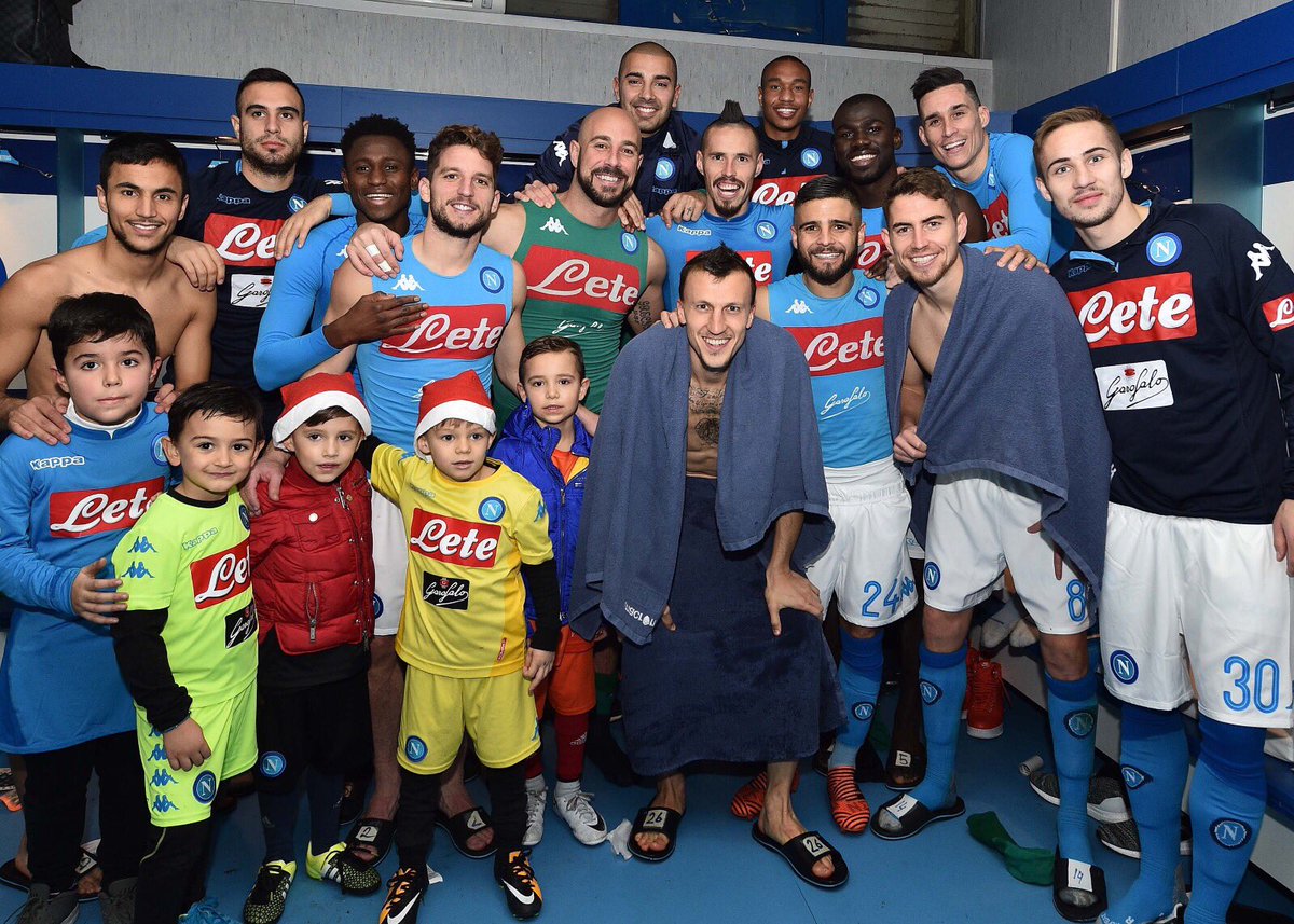 sscnapoli's tweet photo. Grande Capitano: il tuo record...il modo più bello per augurare a tutti Buon Natale 🎄
⚽️ #Hamsik116 👏
💙 #ForzaNapoliSempre
⚽️ #NapoliSamp 3-2
🇮🇹 #SerieATIM https://t.co/rS6p2Qh5zT