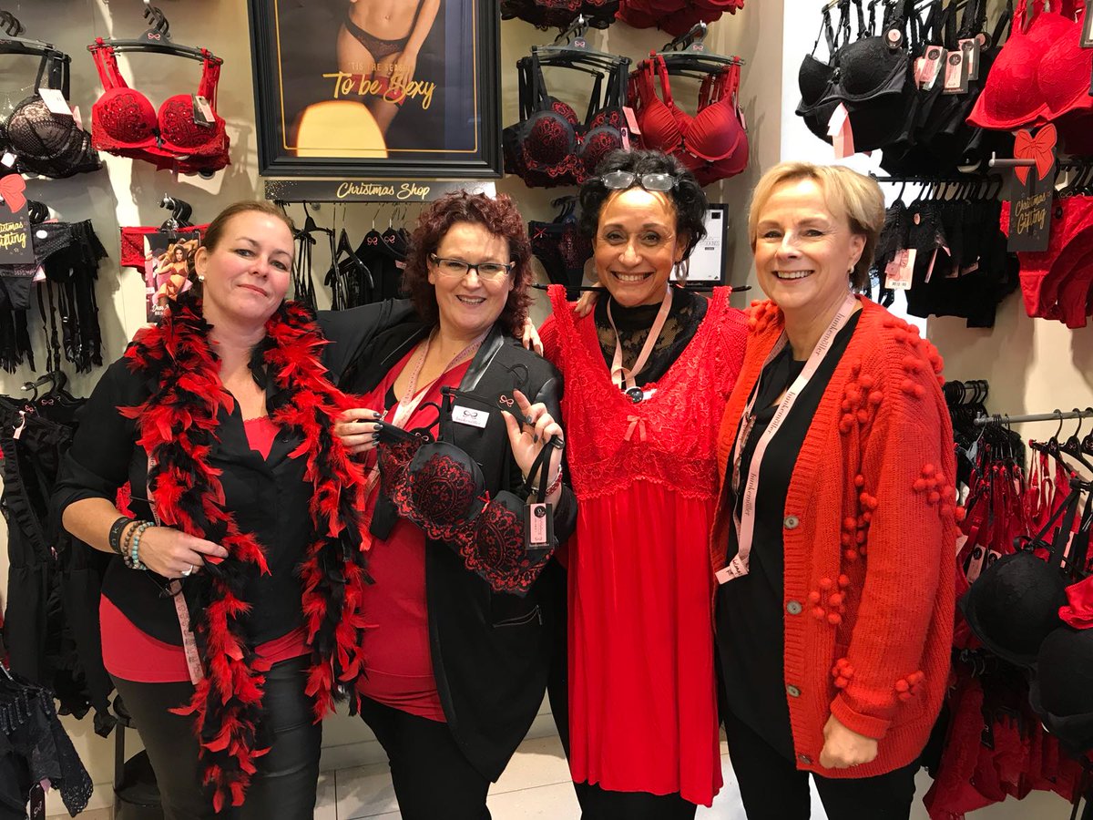 Happy Holidays🌲🌲to all you supershero's 💗 from team#Heemskerk#2355 <a href="/Hunkemoller/">Hunkemöller</a> @blok_maud <a href="/P_Mountford/">Philip Mountford</a> @Dimitri_HKM