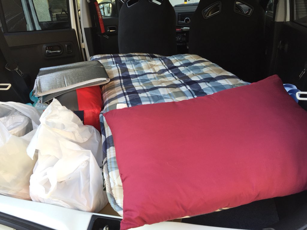 Yoyo Orz 滋賀 アルトで車中泊 レカロの裏側が枕になります