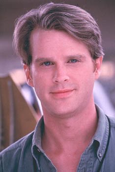 YeeHawkeyy's tweet photo. I know I can’t be the only one who always thought the #BlinkingGuy gif was actually this actor, Cary Elwes https://t.co/SmQCRMTuZP