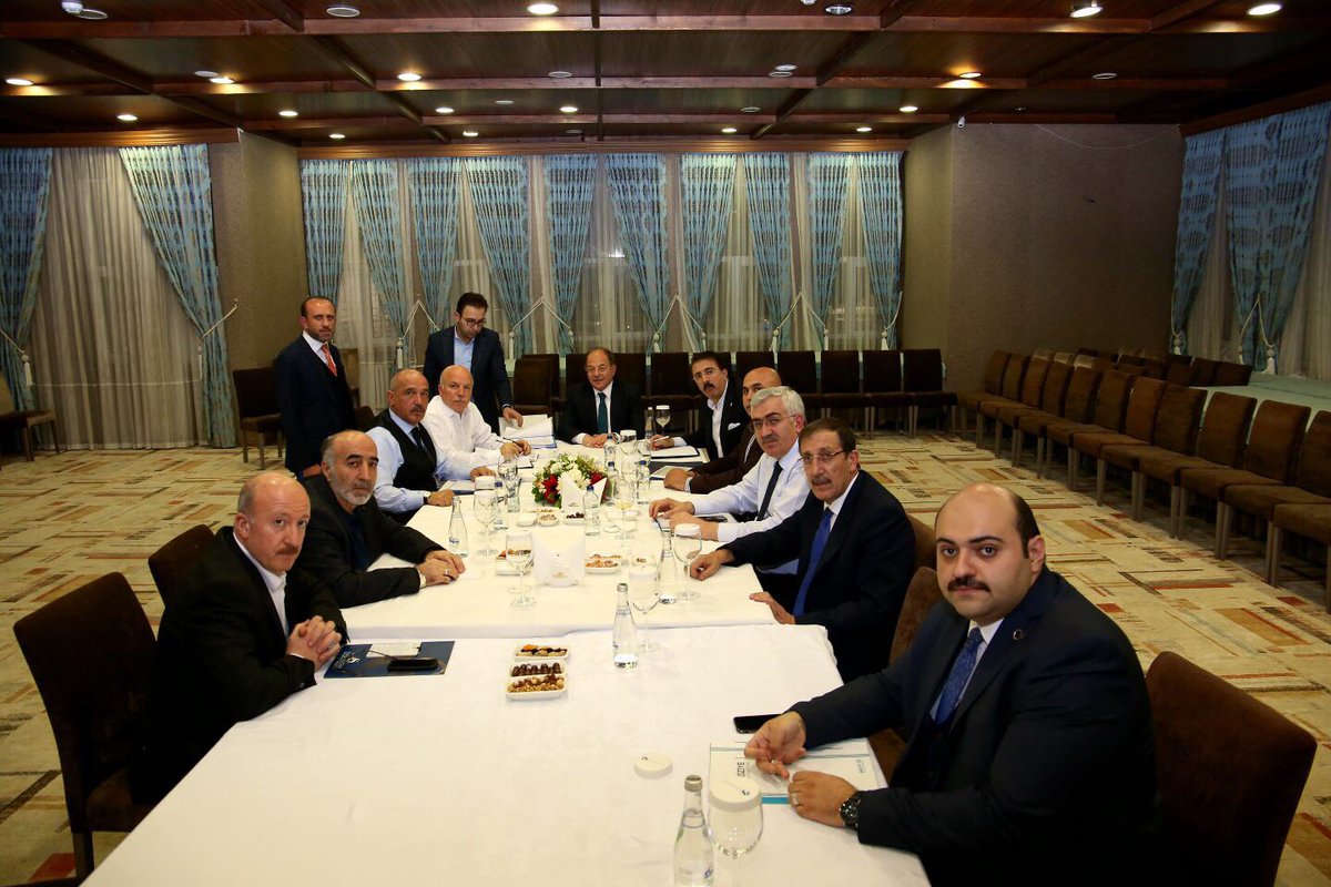 Başbakan Yardımcımız Sn. Prof. Dr. <a href="/DrRecepAkdag/">Recep Akdağ</a>'ın başkanlığında milletvekillerimiz, belediye başkanlarımız ve İl Başkanımızın katıldığı istişare toplantısındayız.