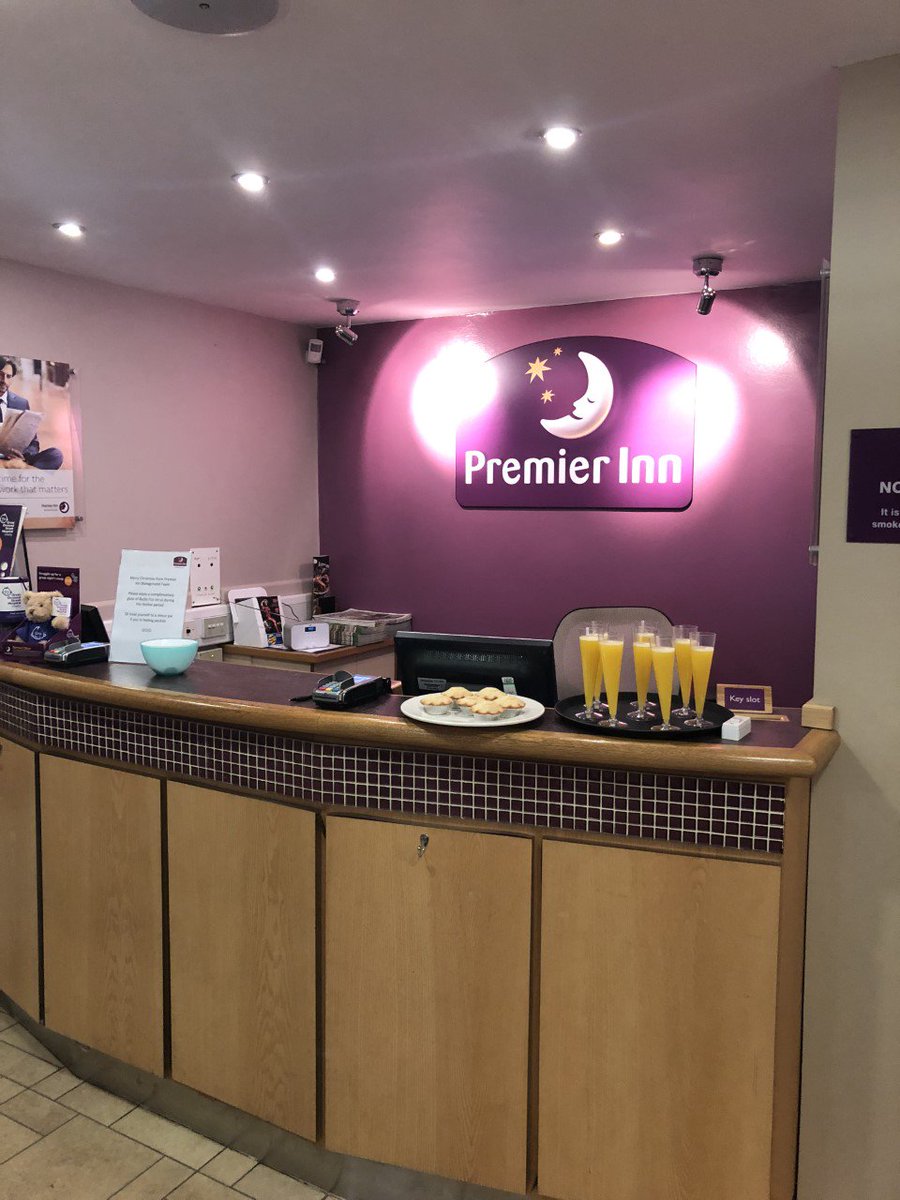 Guests all enjoying the complimentary mince pies and chocolate coins along with a glass of Buck's fizz! #piwow #christmasatpremierinn @Pipulse1 <a href="/GabbMark/">Mark Gabb</a> <a href="/SDEBDD/">simon ewins</a> <a href="/NewboldElaine/">Elaine Newbold</a>