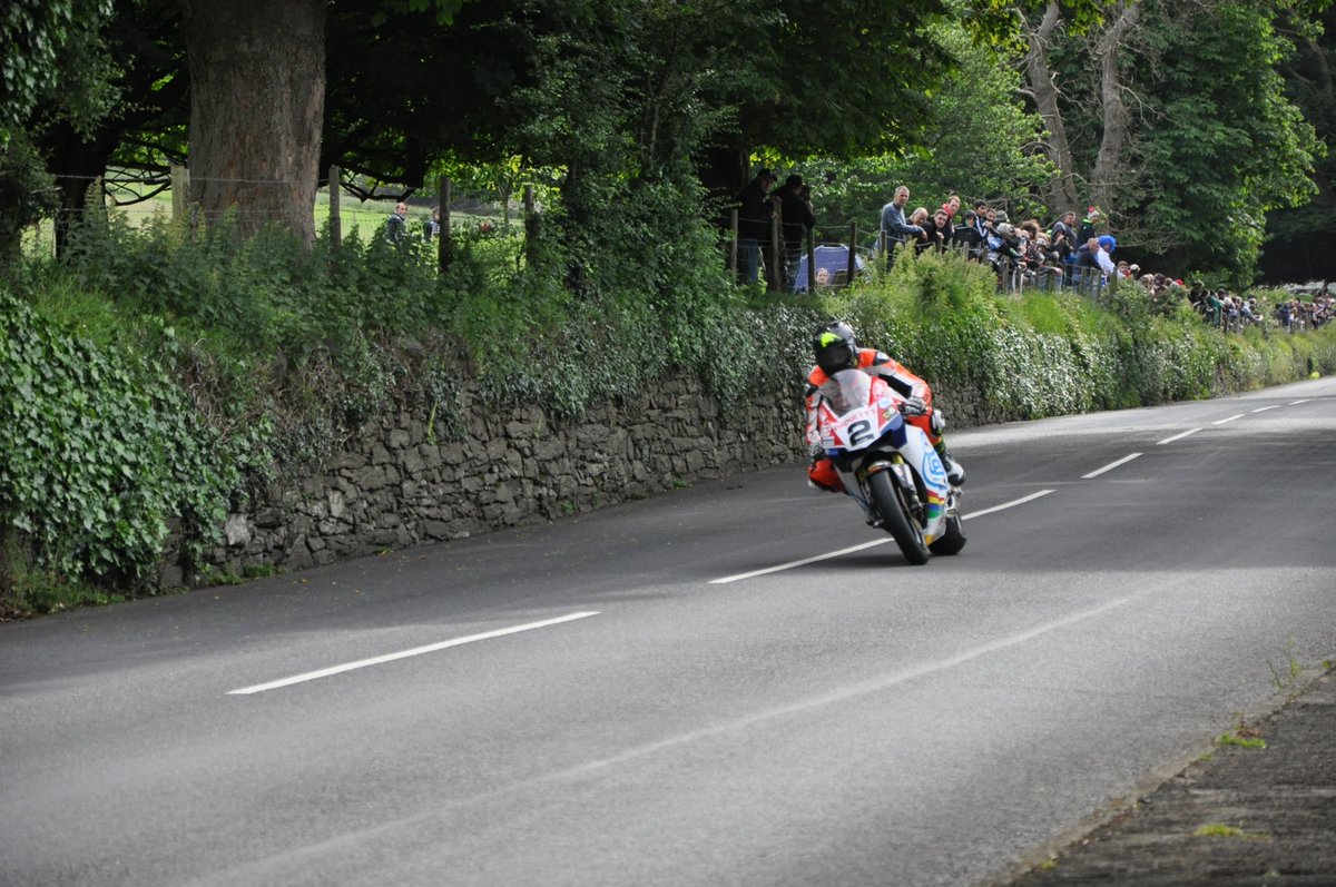 db64_david's tweet photo. Bruce Anstey #TT2017 #Conkerfields @Jon_3_roads @CMauto66 @Hayleyauto66 @StevieRRN @roadracingdaily @IOMTTPHOTOS @MotofestIOMTT @pureroadracing @ILoveTheIOM @KerryJeffrey5 @pureroadracing @iomttpics https://t.co/dViSP9KQXX