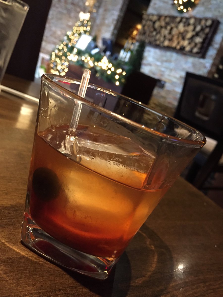 SabSportsShotz's tweet photo. This is the way last minute shopping should always begin. A well-made Old Fashioned @junipergrill in Cranberry. #yum #BourbonRules https://t.co/CPQQMgSyy7