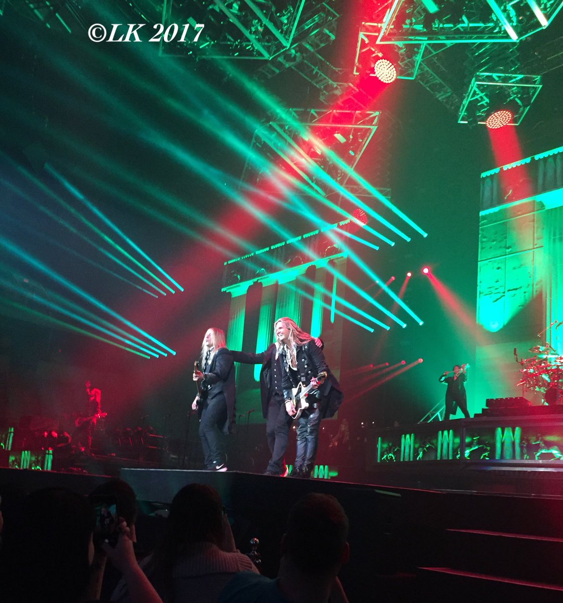 WSnakewoman's tweet photo. Detroit, MI get ready for #TSOtime #TSO2017 and be rocked at Little Caesars Arena🔥🎸🤘🏻🤘🏻💜🎄 https://t.co/JFiTn0jFtJ