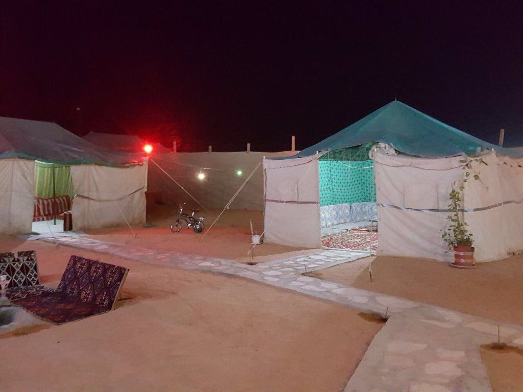 shamarihs's tweet photo. كيف يستفيد البدوي من سطح منزله..

ضاربين الخيمة والشبة والانارة والرمل في سطح بيتهم وقالبينه مخيم، وبلا بر وبلا عوار عوار راس، ومريحين أنفسهم وموسعين صدورهم..😅

#منقول 
#جازت_لي https://t.co/vcHqKVW7jQ