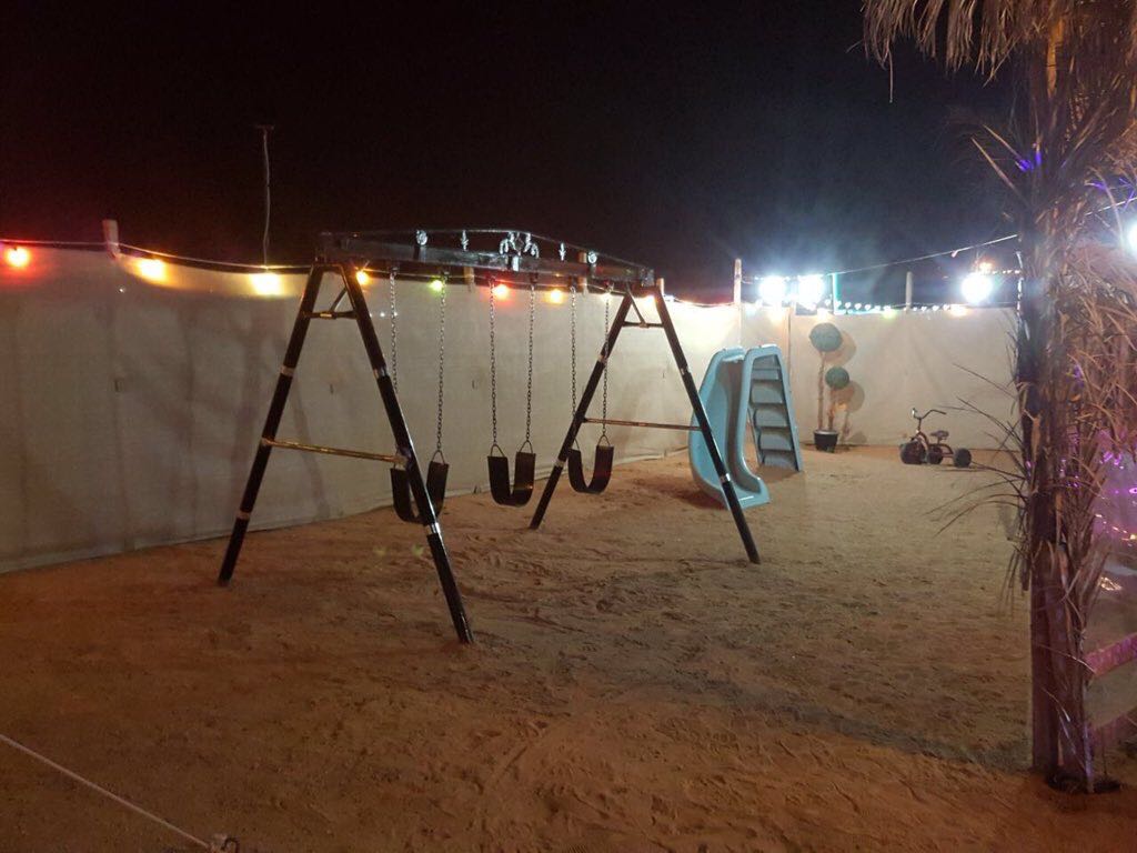 shamarihs's tweet photo. كيف يستفيد البدوي من سطح منزله..

ضاربين الخيمة والشبة والانارة والرمل في سطح بيتهم وقالبينه مخيم، وبلا بر وبلا عوار عوار راس، ومريحين أنفسهم وموسعين صدورهم..😅

#منقول 
#جازت_لي https://t.co/vcHqKVW7jQ