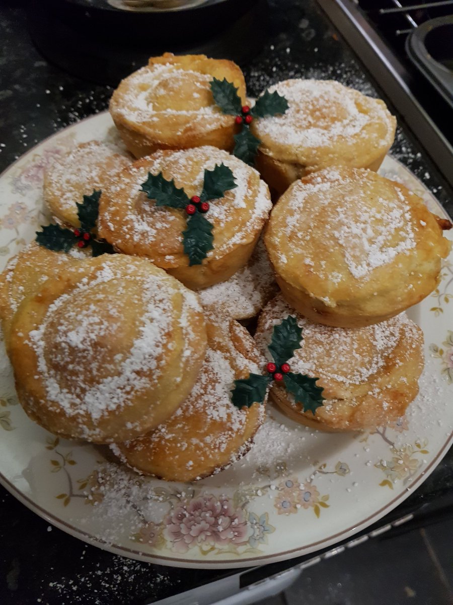 tysonjudith's tweet photo. Busy baking bee today more tomorrow #cantellitschristmas https://t.co/vR5Xs5ByKk