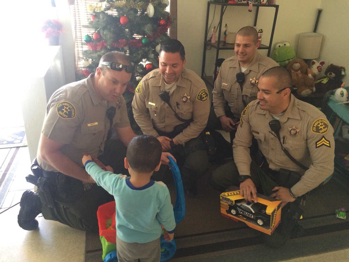 PalmdaleSheriff's tweet image. Santa Claus doesn’t always wear red. Sometimes he comes in the shape of four deputies wearing tan and green. These four deputies heard of a family in need and quickly took action and delivered some presents. Little wanted no part in pictures when he had new toys to play with.