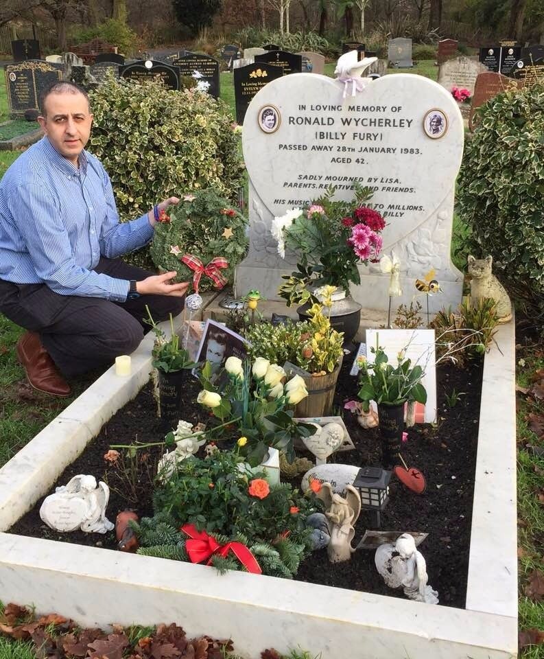 PierrePetrou's tweet photo. It was a complete privilege to be asked once again to lay the #Christmas #Wreath at Billy Fury’s resting place for the last time, on behalf of The Billy Fury In Thoughts of You #Fan Club, which disbands this year. #BillyFury @iBillyFuryITOY @BillyFuryMuseum @BillyFuryStory https://t.co/zUzVLmEumt