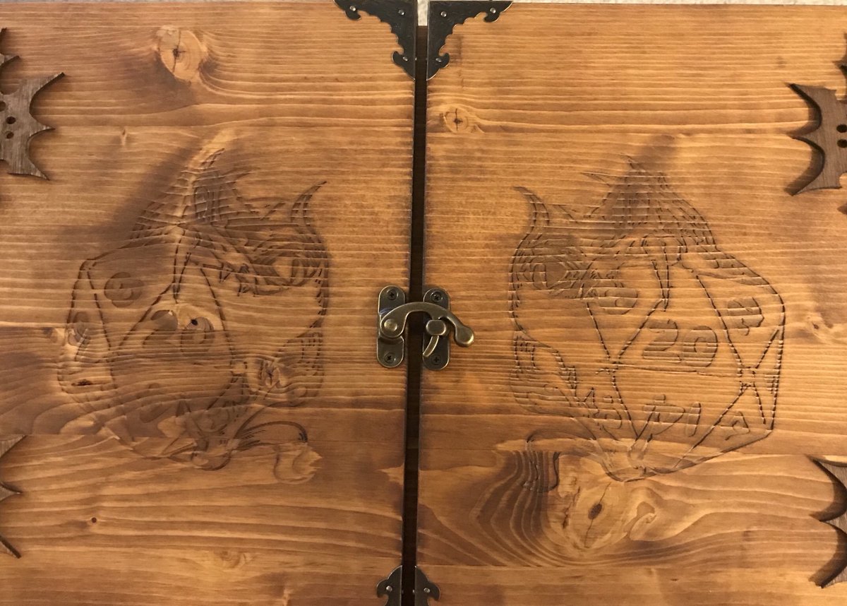 Tawmis's tweet photo. #DnD #CustomDMScreen #DMScreen https://t.co/PqgD6ERvGn
