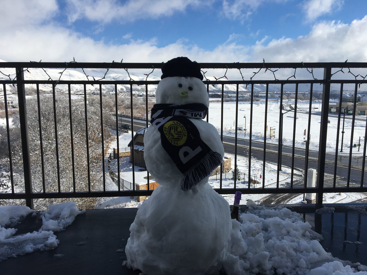ArboretumBoise's tweet photo. 1st SNOWMAN ever built at the Arboretum! This adorable guy lives on the 5th floor of one of our penthouse's balconies. #weloveourresidents #winter2017 #penthouseviews #armlessfrosty☃️❄️☃️❄️☃️❄️ https://t.co/WLkT3lMOAn
