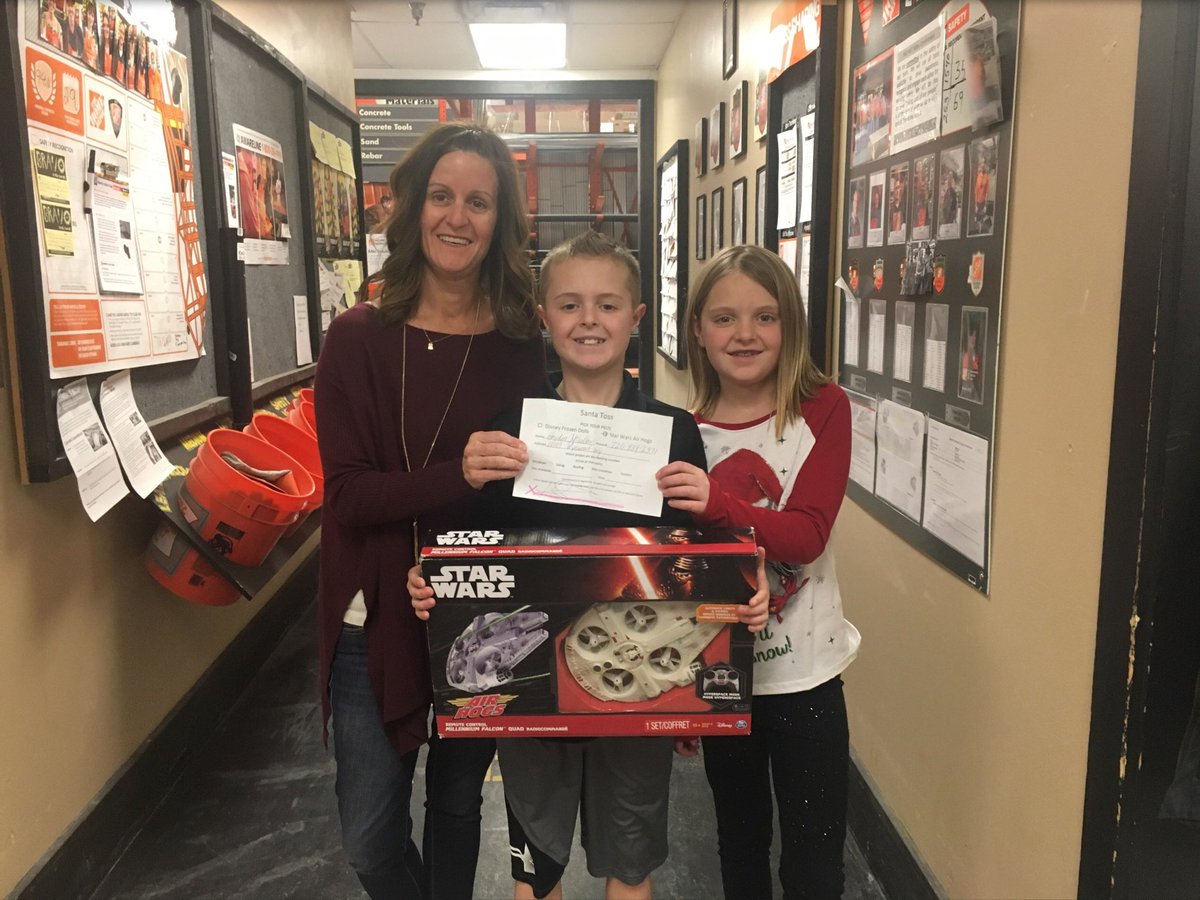 Anthony_BelloHD's tweet photo. @Matt_ParkerHDE @JoeTanner_HDE @deanosettle @Nate_Binion @JoeTanner_HDE @AnthonyFlorez40 @Nate_Binion @1540 Santa Toss... Giving Back
Spreading some Christmas Cheer to our future shoppers.
Anthony and Jason, thank you for letting me do this for our customers. https://t.co/QyxvmiQJr7