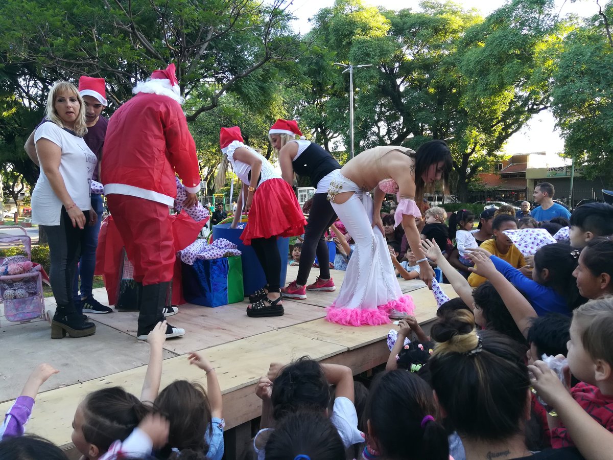 claucingo's tweet photo. Compartiendo la Navidad con los chicos gracias a la Asociación @GenteDeLugano !! Mi agradecimiento a @hugobentive @andyamengual y a todos los jóvenes que lo hicieron posible!!! 👍���� https://t.co/efoSMinVy5