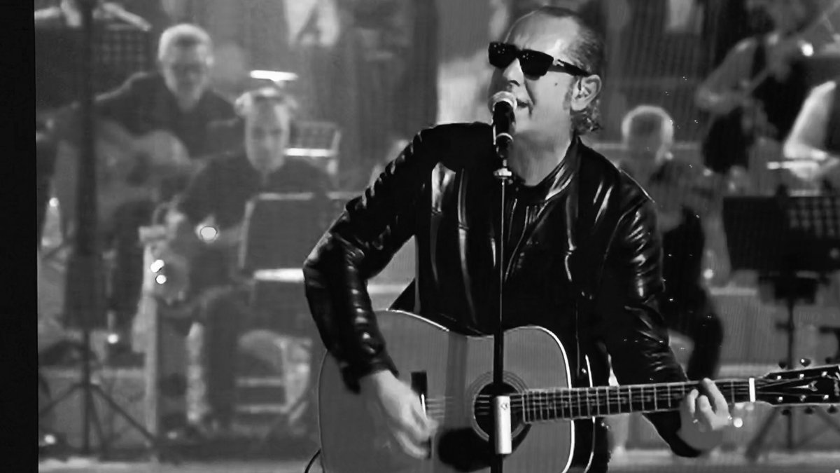 rossyssima80's tweet photo. Luca canta Lucio...Quale allegria...grazie @lucacarboni per questa emozione...⭐️🌙🙏🏼 Lucio ci manchi... #luciodalla #lucacarboni #qualeallegria https://t.co/G8VU8bnhql