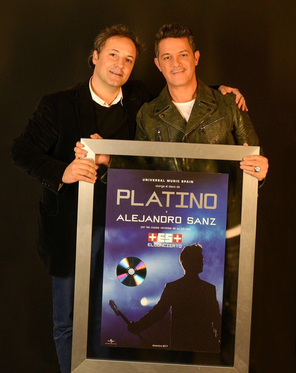 AlejandroSanz's tweet photo. Gracias a #NarcisRebollo y a todo el equipo de @universalspain por este Disco de Platino. #MásEsMásElConcierto #Trabajoenequipo @mowmanagement https://t.co/V8uB1vbUSl