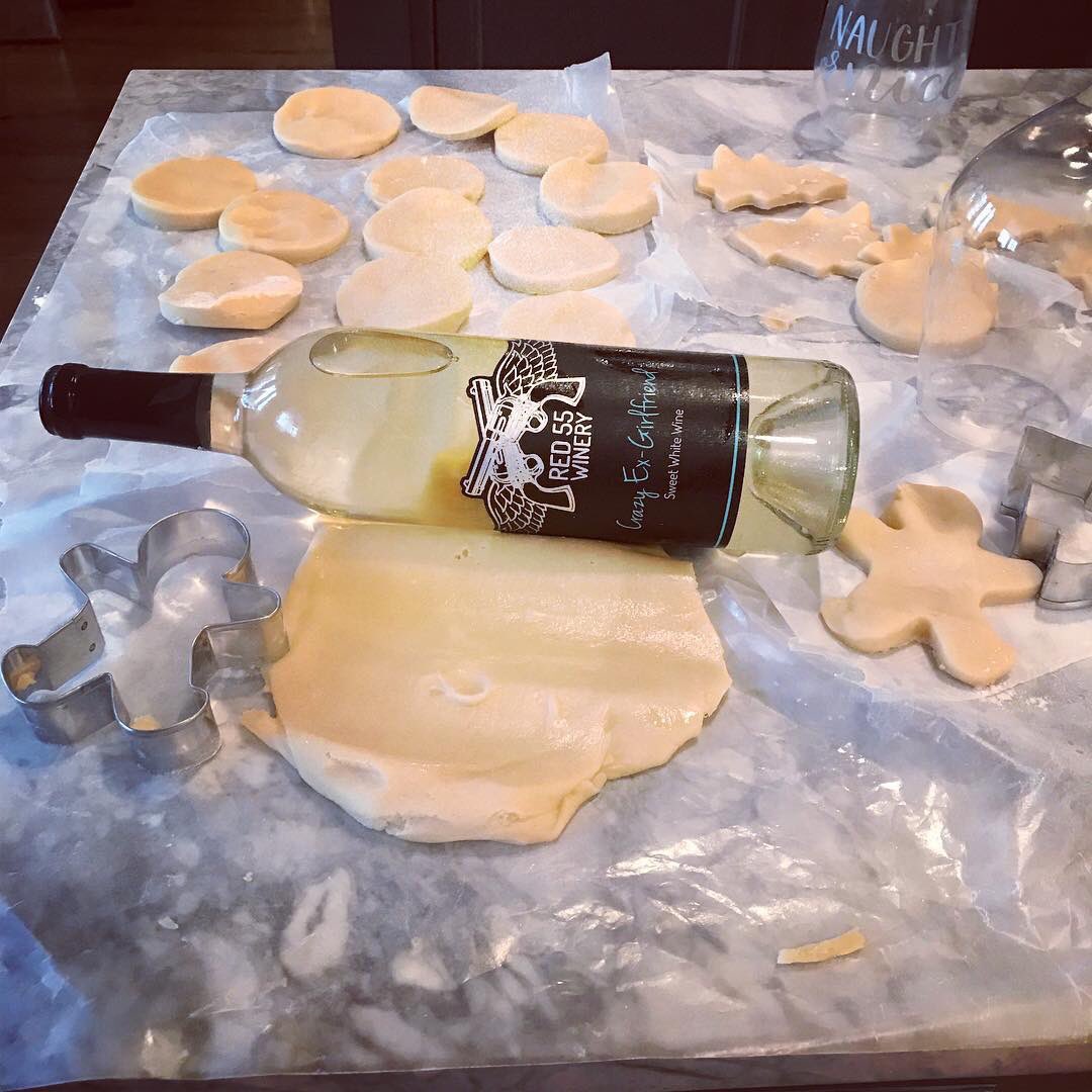 Sometimes you gotta Improvise. I guess I need to ask for a rollin’ pen next year! 🍪🍷#dessertwine #winenot #sugarbuzz https://t.co/69cKyi65Gp