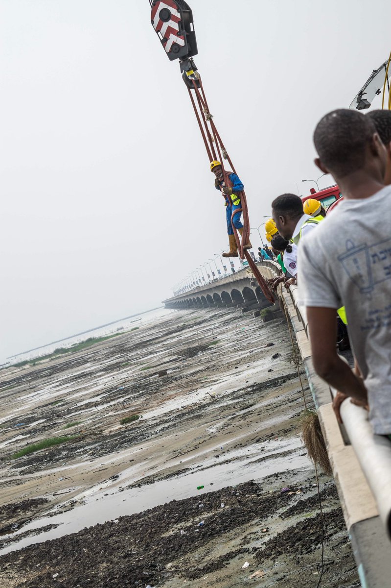 lasemasocial's tweet photo. A middle aged Man who fell into a swamp at the sand-filled spot inward Iyana – Oworo, Third Mainland Bridge was Rescued Alive today 23rd December 2017 by Emergency Responders from the LASEMA Response Unit https://t.co/CMEoIDNOFr