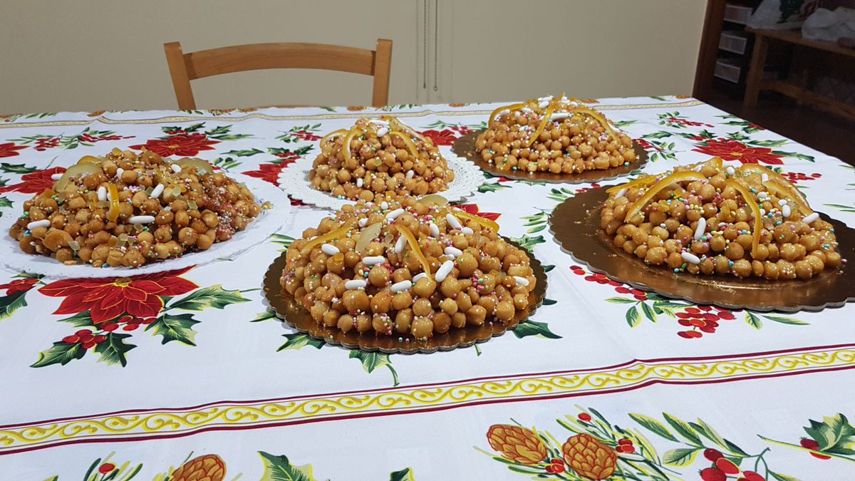 SignoraBluthner's tweet image. Alle #struffoliadi2017 @annatrieste Noi non molliamo si partecipa da professionisti  😎😎  @HALbatro  😍