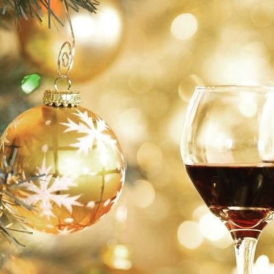 Desde VinAcho Murcia os deseamos muy felices fiestas a todos y os animamos a llenar vuestras copas con alguno de los grandes vinos murcianos. Si tenéis dudas sobre que vinos poner en vuestras mesas, escribidnos y os haremos alguna recomendación.
