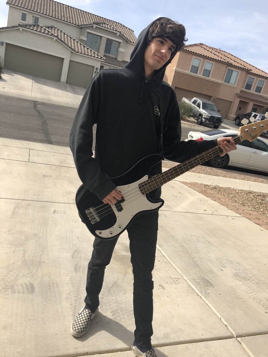 heydudeniceee's tweet image. I play bass for @ForestWonder_