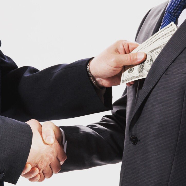 Corrupção no Brasil: pena máxima = 12 anos. Para o colaborador, permite-se redução de até 2/3 da pena. Com o Decreto de Indulto de Natal 2017, o Presidente perdoa 4/5 da sanção imposta. Em resumo: o crime contra a Adm Pública no nosso país compensa...e como compensa...ABSURDO