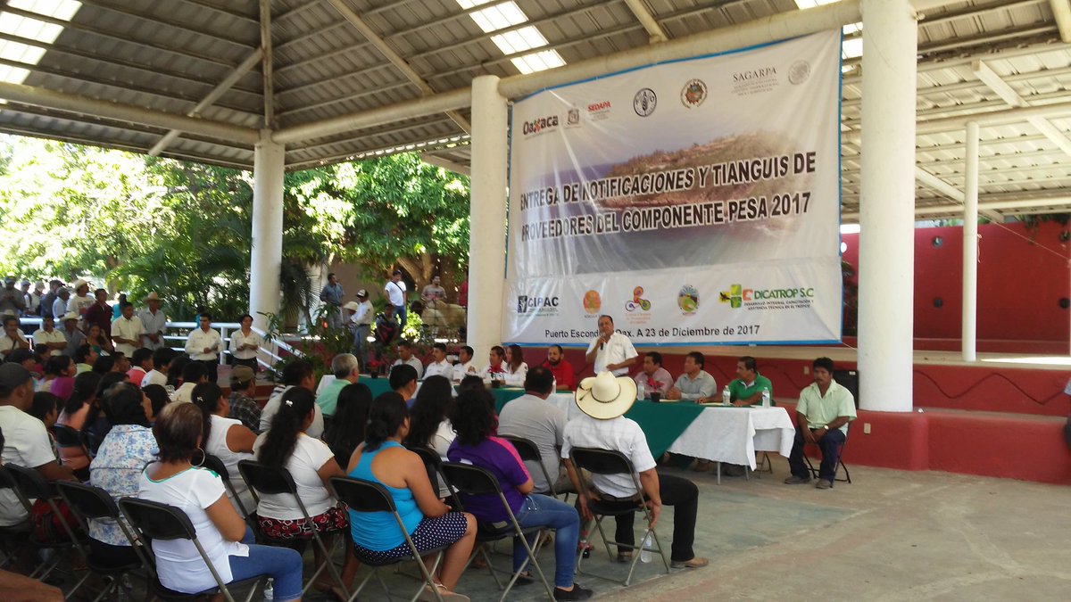 AdrsRegion's tweet photo. En la entrega de notificaciones #PESA2017 apoyando a 429 familias de la región #DelPuerto con una inversión federal de 3,984,925.00 https://t.co/NR86E9Rw1e
