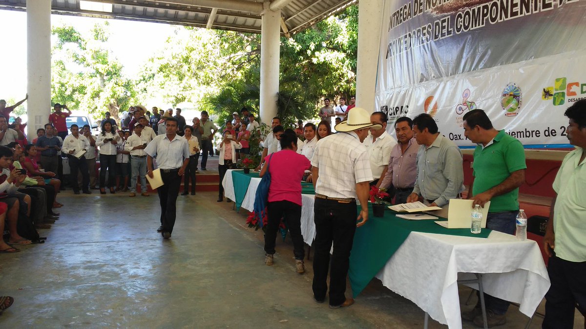 AdrsRegion's tweet photo. En la entrega de notificaciones #PESA2017 apoyando a 429 familias de la región #DelPuerto con una inversión federal de 3,984,925.00 https://t.co/NR86E9Rw1e