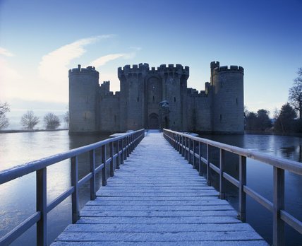 DKTaylorLane's tweet photo. #Snow2017 Bodiam #Castle, E.Sussex. License to crenelated issued by Richard II in 1385 to aid England's defense for potential French invasion during 100 Years' War.
Richard III acquired castle by force after Lewknor (owner) was accused of treason in 1483. https://t.co/bGkFNa139I