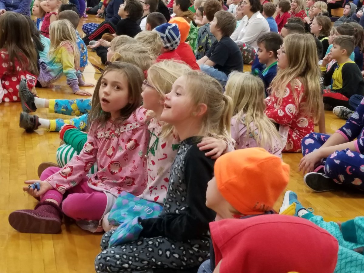 educ8er2's tweet photo. We had a fabulous last day before holiday break! So glad I got to spend a whole day celebrating with this bunch! #gostarcenter @StarCenterElem https://t.co/LtZRu0r4s3