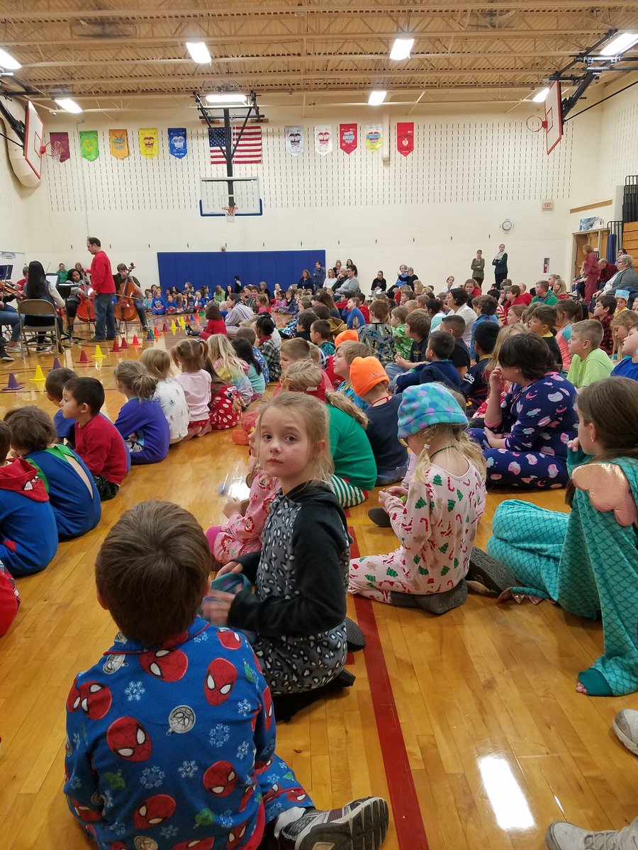 educ8er2's tweet photo. We had a fabulous last day before holiday break! So glad I got to spend a whole day celebrating with this bunch! #gostarcenter @StarCenterElem https://t.co/LtZRu0r4s3